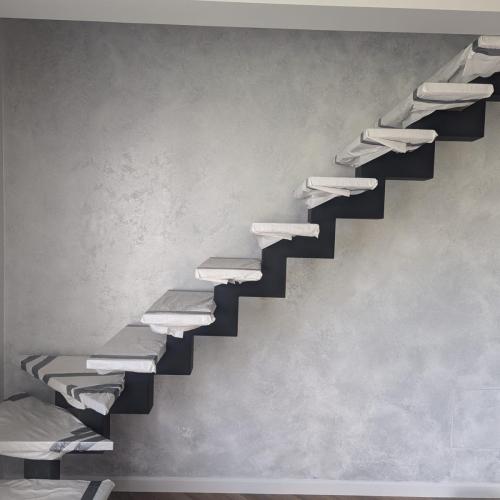 Klasikinio stiliaus kambarys su kokybiškai įrengtu sienų dekoru