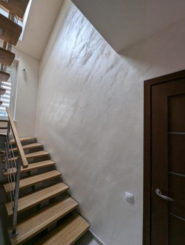 Dekoratyvinis tinkas ant sienos – moderni tekstūra ir elegantiškas dizainas