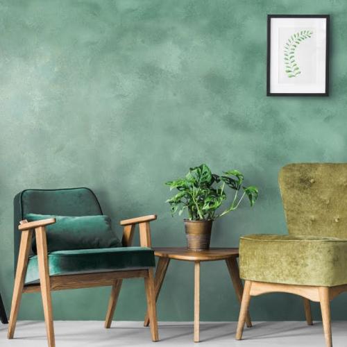 Modernus svetainės interjeras su subtiliu sienų dekoru