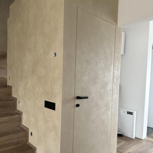 Sienų dekoravimas yra universalus. Juo galima dekoruoti ir duris. Royal Wall