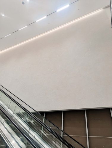 Natūralus molio tinkas komercinių patalpų sienų apdailai